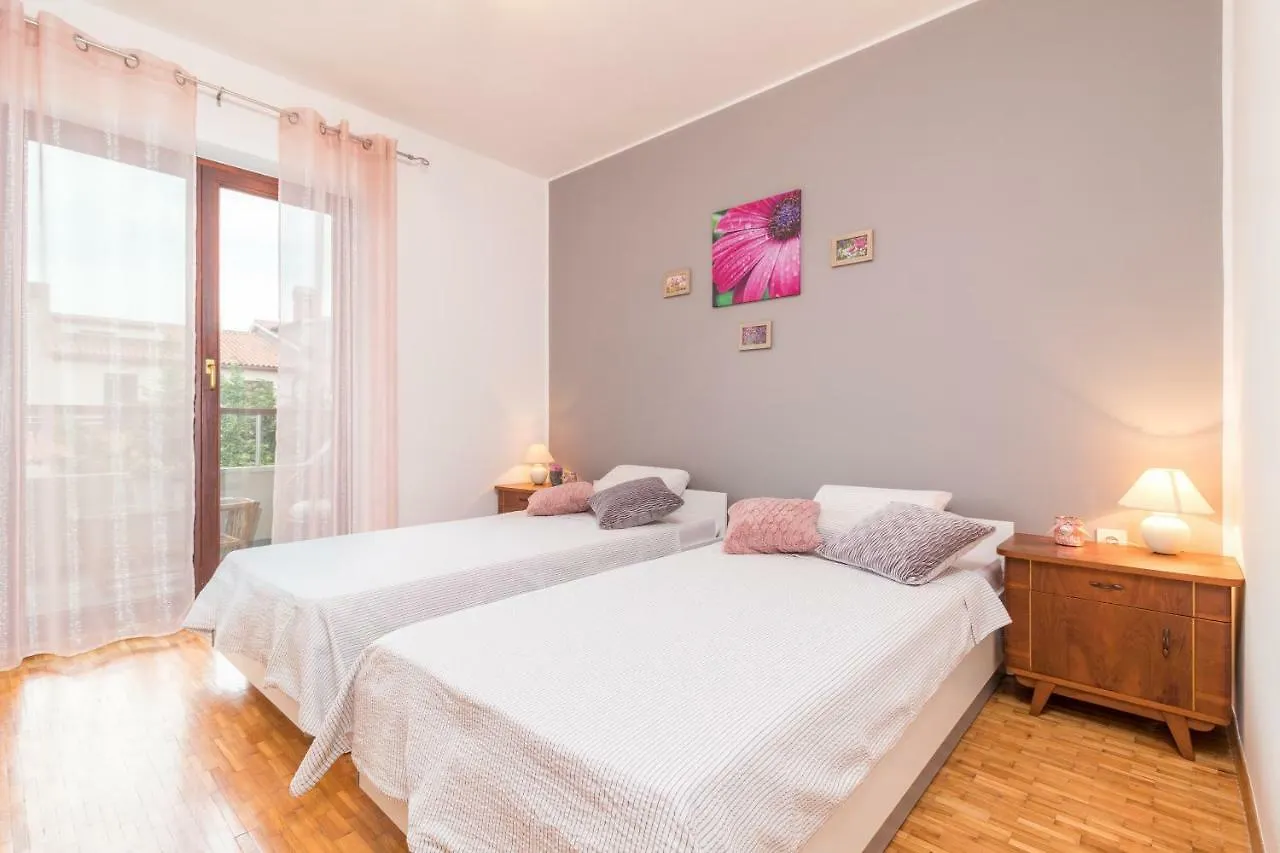 Apartments Rede Pola 0*,
